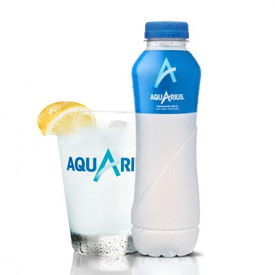 Aquarius Limón botella 500ml_vaso_blanco