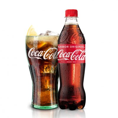 Coca-Cola Sabor Original botella 500ml_vaso_blanco