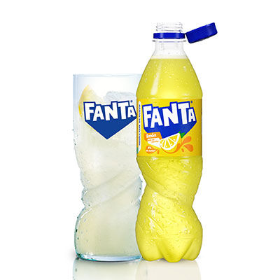 Fanta Limón botella 500ml_vaso_blanco