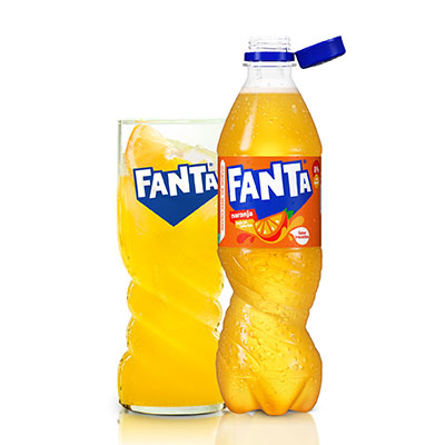 Fanta Naranja botella 500ml_vaso_blanco