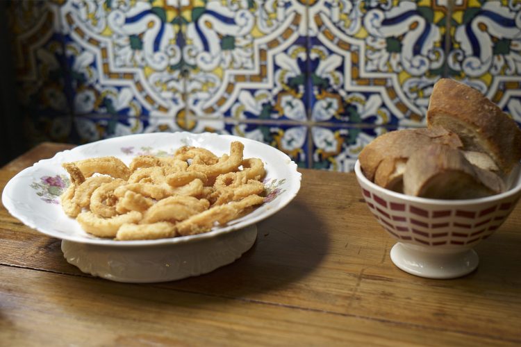 Un plato de rabas de Santander en la taberna madrileña La Carmencita.